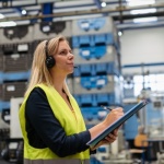 Modernizacja instalacji elektrycznej w przemyśle – kiedy warto postawić na systemy szynoprzewodowe?